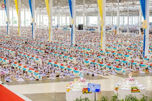 ภาพ No.236075:วันที่ 3 สิงหาคม พ.ศ. 2568 พิธีบูชาข้าวพระ ณ สภาธรรมกายสากล วัดพระธรรมกาย