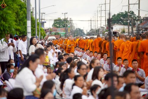 ภาพ No.229865:วันพฤหัสบดีที่ 26 มิถุนายน พ.ศ. 2568 พิธีตักบาตรพระ 1,165 รูป ฉลองก่อตั้งเมืองวานรนิวาส ครบรอบ 164 ปี ณ ถนนวานรนิวาส-อากาศอำนวย อ.วานรนิวาส จ.สกลนคร