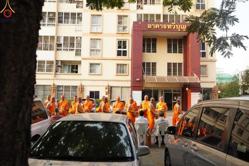 ภาพ No.136059:พระธรรมทายาท โครงการบวชพระนานาชาติ AEC & WAB ผู้บริหารรุ่นที่ 2 บิณฑบาต ณ หอฉันคุณยายอาจารย์ฯ เมืองแก้วมณี หมู่บ้านแก้วพุทธรักษา วันที่ 28 เมษายน พ.ศ. 2567