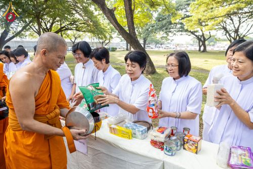 ภาพ No.179611:พิธีเจริญพระพุทธมนต์ พิธีทำบุญตักบาตรถวายพระราชกุศล และพิธีวางพานพุ่มดอกไม้ถวายราชสักการะ  แด่พระบาทสมเด็จพระบรมชนกาธิเบศร มหาภูมิพลอดุลยเดชมหาราช บรมนาถบพิตร เนื่องในวันคล้ายวันพระบรมราชสมภพ วันชาติ และวันพ่อแห่งชาติ วันพฤหัสบดีที่ 5 ธันวาคม พ.ศ. 2567 ณ