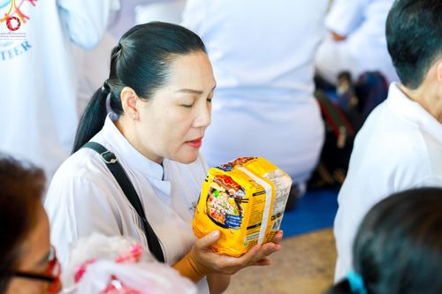 ภาพ No.151013:พิธีตักบาตร ในวันอาทิตย์ต้นเดือน วันที่ 1 กันยายน พ.ศ. 2567 ณ สภาธรรมกายสากล วัดพระธรรมกาย