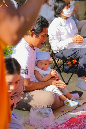 ภาพ No.193272:พิธีต้อนรับพระธรรมยาตรา ณ อนุสรณ์สถาน สถานที่เกิดในเพศสมณะ วัดสองพี่น้อง อำเภอสองพี่น้อง จังหวัดสุพรรณบุรี ในโครงการธรรมยาตรา กตัญญูบูชา มหาปูชนียาจารย์ พระมงคลเทพมุนี(สด จนฺทสโร) พระผู้ปราบมาร อนุสรณ์สถาน 7 แห่ง ปีที่ 13 วันที่ 11 มกราคม พ.ศ. 2568
