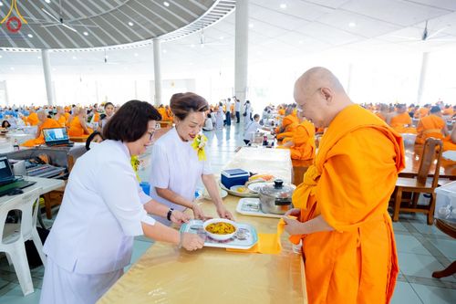 ภาพ No.182354:พิธีถวายภัตตาหารเมนูสวรรค์ "เพื่อการบรรลุธรรม" วันเสาร์ที่ 14 ธันวาคม พ.ศ. 2567 ณ หอฉันคุณยายอาจารย์ฯ วัดพระธรรมกาย