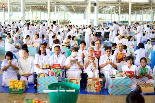 ภาพ No.240412:วันพุธที่ 27 สิงหาคม พ.ศ. 2568 พิธีตักบาตร ในวันธรรมชัย ณ วัดพระธรรมกาย จ.ปทุมธานี