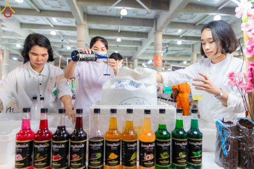 ภาพ No.123590:พิธีถวายสลากภัต แด่พระภิกษุสงฆ์ เพื่อโครงการธรรมยาตรา กตัญญูบูชา มหาปูชนียาจารย์ พระมงคลเทพมุนี (สด จนฺทสโร) พระผู้ปราบมาร อนุสรณ์สถาน 7 แห่ง ปีที่ 12 ระหว่างวันที่ 2 - 31 มกราคม พ.ศ.2567