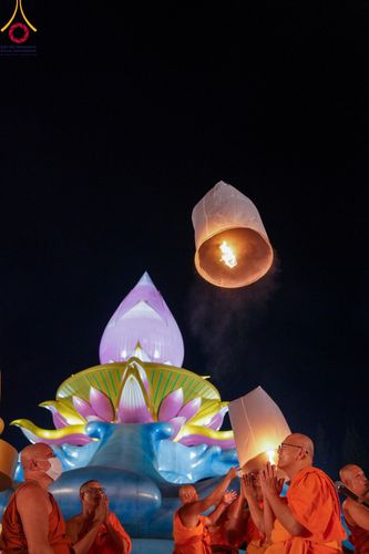 ภาพ No.97282:พิธีทอดผ้าป่า เพื่อสร้าง "ลานอเนกประสงค์พญานาค 4 ตระกูล" และพิธีจุดประทีปโคมลอย ลอยกระทง ถวายประทีปเป็นพุทธบูชา ณ พุทธอุทยานนานาชาติ จ.หนองคาย วันที่ 27 พฤศจิกายน พ.ศ. 2566