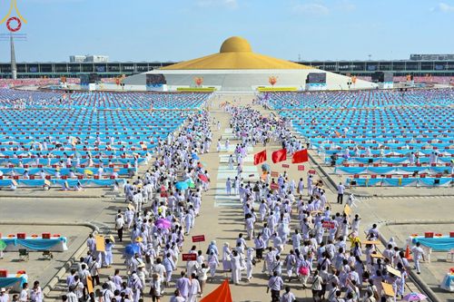 ภาพ No.221574:วันอังคารที่ 22 เมษายน พ.ศ. 2568 ภาพพิธีถวายมหาสังฆทานคณะสงฆ์ 40,000 กว่าวัดทั่วประเทศ เนื่องในวันคุ้มครองโลก ชุดที่ 2 (ปลื้มให้สมการรอคอย) ณ ลานธรรมพระมหาธรรมกายเจดีย์ วัดพระธรรมกาย