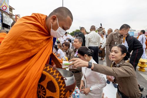 ภาพ No.126348:พิธีทำบุญเมืองนครราชสีมา ฉลอง 556 ปี ตักบาตรพระ 10,000 รูป ในวันเสาร์ที่ 2 มีนาคม พ.ศ.2567 ณ อนุสาวรีย์ท้าวสุรนารี จ.นครราชสีมา จัดโดย คณะสงฆ์จังหวัดนครราชสีมา ร่วมกับสำนักงานจังหวัดนครราชสีมา