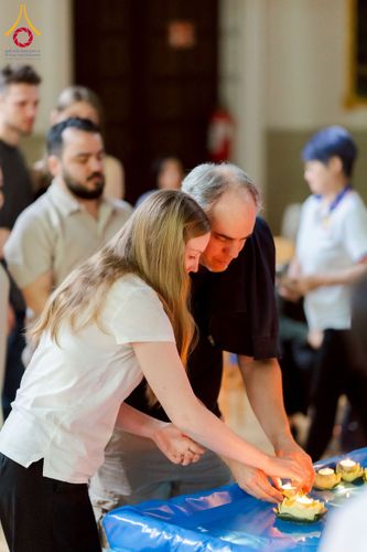 ภาพ No.232680:วันเสาร์ที่ 5 กรกฎาคม พ.ศ. 2568 Candlelight meditation & Vigil พิธีจุดเทียนให้สว่าง สู่ทางสงบ ณ วัดพระธรรมกายนอร์ธสวีเดน