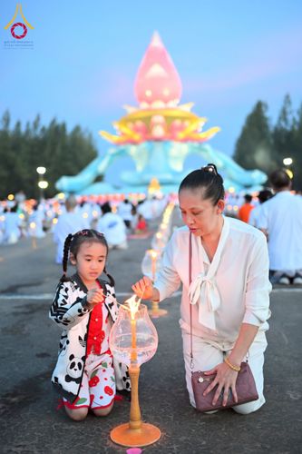 ภาพ No.250463:วันอังคารที่ 7 ตุลาคม พ.ศ. 2568 พิธีจุดประทีปบูชาพระรัตนตรัย ณ ลานธรรมปทุมรัตน์ธรรมเจดีย์ พุทธอุทยานนานาชาติ อ.โพนพิสัย จ.หนองคาย