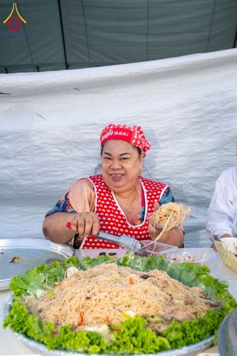 ภาพ No.193609:สาธุชนถวายภัตตาหารเป็นสังฆทาน แด่พระธรรมยาตรา ณ อนุสรณ์สถานคลองบางนางแท่น อ.สามพราน จ.นครปฐม ในโครงการธรรมยาตรา กตัญญูบูชา มหาปูชนียาจารย์ พระมงคลเทพมุนี(สด จนฺทสโร) พระผู้ปราบมาร อนุสรณ์สถาน 7 แห่ง ปีที่ 13 วันที่ 11 มกราคม พ.ศ. 2568