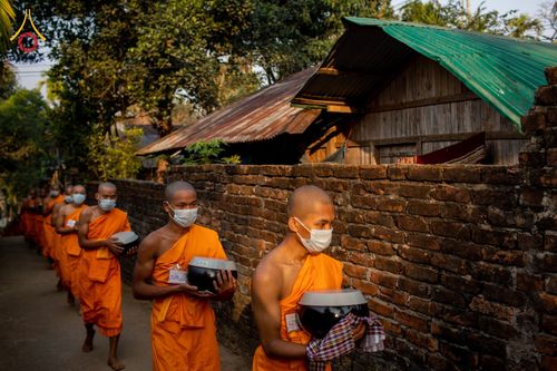 ภาพ No.76398:คณะสงฆ์และสามเณรบิณฑบาต ประเทศบังกลาเทศ วันที่ 11 กุมภาพันธ์ พ.ศ. 2566