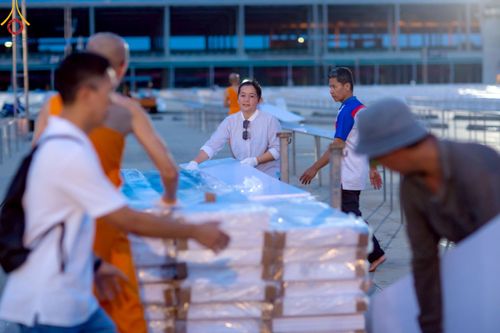 ภาพ No.218470:วันที่ 15 - 18 เมษายน พ.ศ. 2568 การเตรียมภาชนะสำหรับถวายภัตตาหาร , การจัดโต๊ะเก้าอี้ในลานธรรม , การแพ็คพัสดุงานต้อนรับ เพื่องานวันคุ้มครองโลก 22 เมษายน พ.ศ.2568 วัดพระธรรมกาย