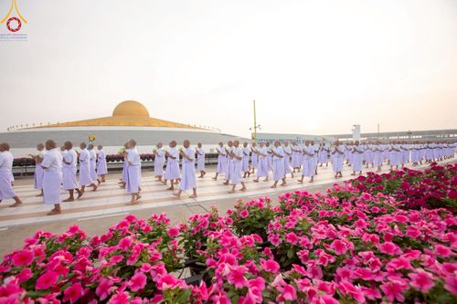 ภาพ No.216965:วันเสาร์ที่ 12 เมษายน พ.ศ. 2568 พิธีเวียนประทักษิณรอบพระมหาธรรมกายเจดีย์  พิธีวันทาเจดีย์ พิธีขอขมาและมอบผ้าไตร ในโครงการอุปสมบทหมู่ บูชาธรรมหลวงพ่อธัมมชโย, โครงการธรรมทายาท ระดับอุดมศึกษา รุ่นที่ 52 ,  โครงการบวชพระนานาชาติ AEC & WAB CEO รุ่นที่ 4 , ณ ว