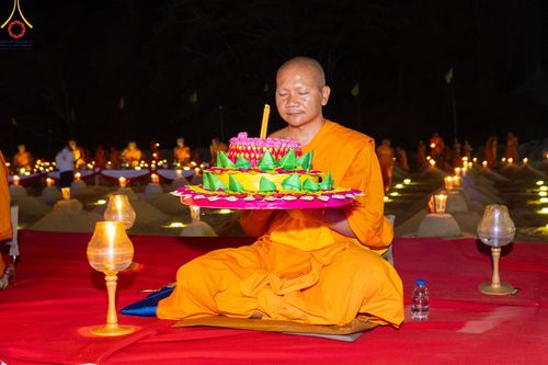 ภาพ No.138654:Photo Story  มหัศจรรย์วัดดงดินแดง Episode 6 พระภิกษุ-สามเณร ในโครงการบรรพชาอุปสมบทหมู่  กว่า 500 รูป และศีลจาริณีกว่า 300 คน ร่วมกันก่อพระเจดีย์ทราย 20,000 องค์ และจุดประทีป  บูชาธรรม 80 ปี หลวงพ่อธมฺมชโย กลางลำน้ำแม่ตื่น