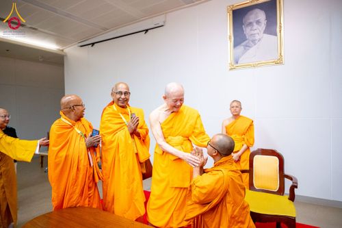 ภาพ No.222390:วันที่ 21 เมษายน พ.ศ. 2568 หลวงพ่อทัตตชีโวต้อนรับคณะสงฆ์ WAB ณ อาคาร 100 ปี คุณยายมหารัตนอุบาสิกาจันทร์ ขนนกยูง วัดพระธรรมกาย