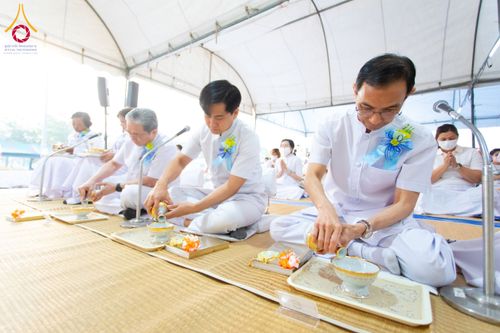 ภาพ No.201447:พิธีถวายภัตตาหารเป็นสังฆทาน แด่พระธรรมยาตรา ณ อนุสรณ์สถานบางปลา วัดบางปลา อำเภอบางเลน จังหวัดนครปฐม ในโครงการธรรมยาตรา กตัญญูบูชา มหาปูชนียาจารย์ พระมงคลเทพมุนี(สด จนฺทสโร) พระผู้ปราบมาร อนุสรณ์สถาน 7 แห่ง ปีที่ 13 วันที่ 25 มกราคม พ.ศ. 2568