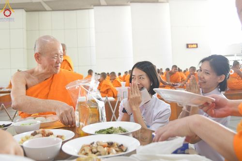 ภาพ No.147763:พิธีถวายภัตตาหารเมนูสวรรค์ ในพรรษาแห่งการเข้าถึงธรรม วันเสาร์ที่ 10 สิงหาคม พ.ศ. 2567 ณ หอฉันคุณยายอาจารย์ฯ วัดพระธรรมกาย