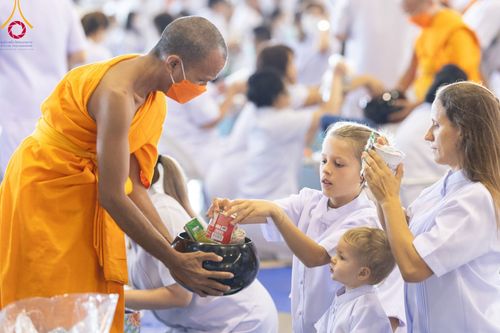 ภาพ No.92126:พิธีตักบาตร ในวันทอดกฐินสามัคคี ประจำปีพุทธศักราช 2566 วันอาทิตย์ต้นเดือนที่ 5 พฤศจิกายน พ.ศ. 2566 ณ สภาธรรมกายสากล วัดพระธรรมกาย จ.ปทุมธานี