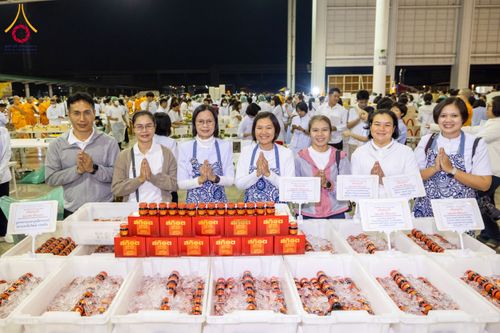ภาพ No.204303:พิธีถวายภัตตาหารเป็นสังฆทาน แด่พระธรรมยาตรา ณ วัดพระธรรมกาย ตำบลคลองสาม อำเภอคลองหลวง จังหวัดปทุมธานี ในโครงการธรรมยาตรา กตัญญูบูชา มหาปูชนียาจารย์ พระมงคลเทพมุนี(สด จนฺทสโร) พระผู้ปราบมาร อนุสรณ์สถาน 7 แห่ง ปีที่ 13 วันที่ 31 มกราคม พ.ศ. 2568