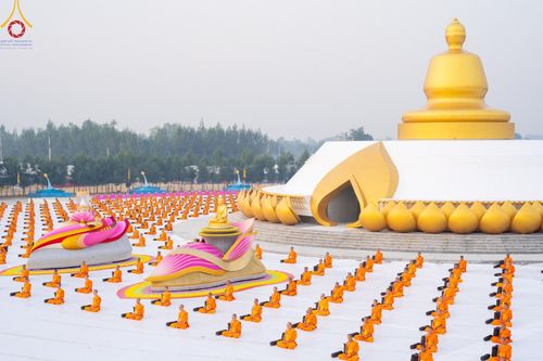 ภาพ No.198620:พระธรรมยาตราปฏิบัติธรรม และถ่ายภาพหมู่ประวัติศาสตร์ ณ อนุสรณ์สถานบางปลา วัดบางปลา อำเภอบางเลน จังหวัดนครปฐม ในโครงการธรรมยาตรา กตัญญูบูชา มหาปูชนียาจารย์ พระมงคลเทพมุนี(สด จนฺทสโร) พระผู้ปราบมาร อนุสรณ์สถาน 7 แห่ง ปีที่ 13 วันที่ 20 มกราคม พ.ศ. 2568