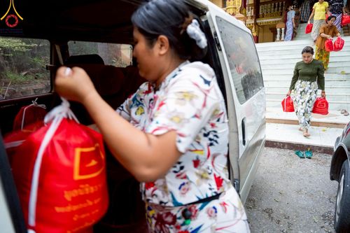 ภาพ No.220052:วันจันทร์ที่ 14 เมษายน พ.ศ. 2568 พระครูสิทธิรัตนวิเทศ ผู้ช่วยเจ้าอาวาสวัดพระธรรมกาย พร้อมด้วยผู้แทนมูลนิธิธรรมกาย และศิษยานุศิษย์หลวงพ่อธัมมชโย ออกเดินทางไปยังพื้นที่เมืองมัณฑะเลย์ สาธารณรัฐแห่งสหภาพเมียนมา โดยได้รับความเมตตาประสานงานเจ้าหน้าที่ภาครัฐจาก