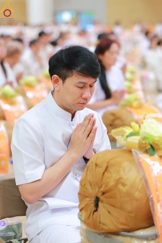 ภาพ No.180827:พิธีถวายภัตตาหารเมนูสวรรค์ และพิธีถวายอุปกรณ์กันหนาว แด่คณะพระภิกษุสามเณรวัดพระธรรมกาย วันอาทิตย์ที่ 8 ธันวาคม พ.ศ.2567 ณ สภาธรรมกายสากล วัดพระธรรมกาย