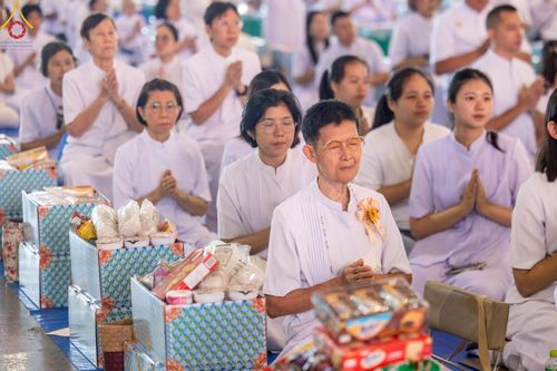 ภาพ No.167506:พิธีตักบาตรและพิธีบูชาข้าวพระ ในวันอาทิตย์ที่ 3 พฤศจิกายน พ.ศ. 2567 ณ วัดพระธรรมกาย