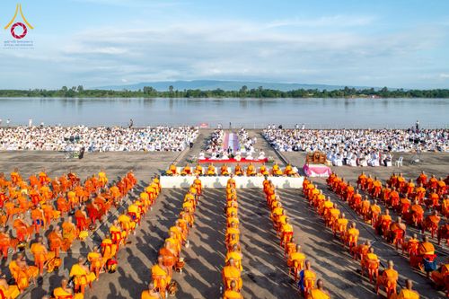 ภาพ No.250555:วันพุธที่ 8 ตุลาคม พ.ศ. 2568 พิธีตักบาตรเทโวโรหณะ ณ ลานธรรมปทุมรัตน์ธรรมเจดีย์ พุทธอุทยานนานาชาติ อ.โพนพิสัย จ.หนองคาย