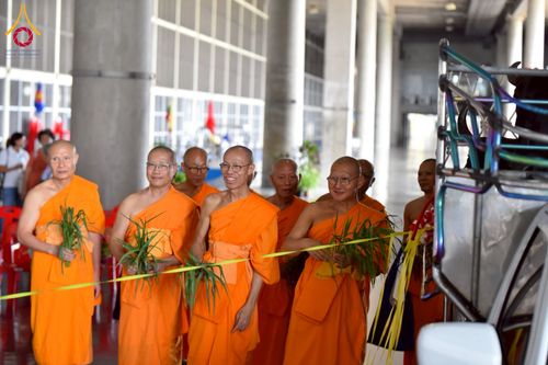 ภาพ No.238111:วันอังคารที่ 12 สิงหาคม พ.ศ. 2568 กิจกรรมวันแม่แห่งชาติ พิธีเปิดห้องปฎิบัติธรรม "กลางใส ใจสว่าง" (World Inner Peace Meditation Room) พิธีลูกกราบคุณแม่-คุณพ่อ พิธีทอดผ้าป่ากองทุนเลี้ยงพระ&กฐิน 30,000 วัด(บูชาธรรมหลวงพ่อ) พิธีไถ่โคท้อง 2 ตัว  ณ วิหารคด 2 ว