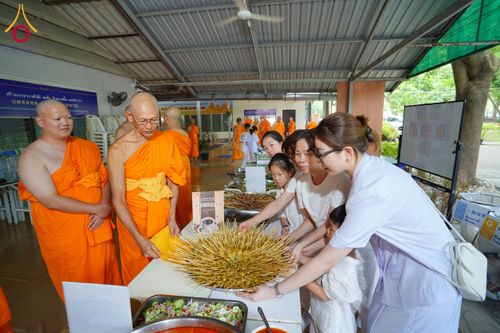 ภาพ No.144296:พิธีตักบาตรพระใหม่  โครงการบรรพชาอุปสมบทหมู่ ธรรมทายาทนานาชาติ (ภาษาจีน) ณ อาคารโถงช้าง วัดพระธรรมกาย วันอาทิตย์ที่ 14 กรกฎาคม พ.ศ. 2567