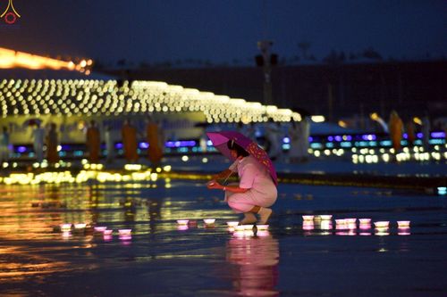 ภาพ No.244223:วันที่ 7 กันยายน พ.ศ. 2568 พิธีจุดประทีป วันครูผู้ค้นพบวิชชาธรรมกาย ณ ลานธรรมฯ และวิหารคด วัดพระธรรมกาย