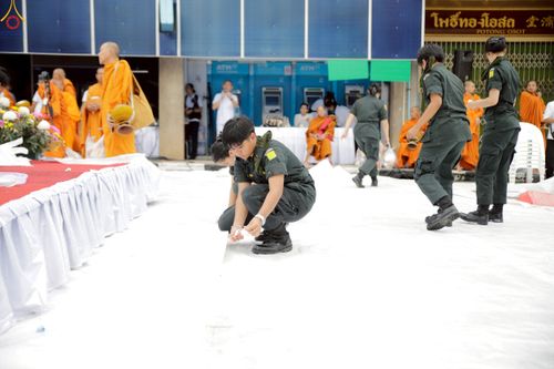 ภาพ No.245837:วันที่ 13-14 กันยายน พ.ศ. 2568 เจ้าหน้าที่ทุกสถานะ ทุกส่วนงาน ร่วมแรงร่วมใจ ปฏิบัติหน้าที่ เตรียมงาน เก็บงาน ตักบาตรพระ 555 รูป อ.เบตง จยะลา