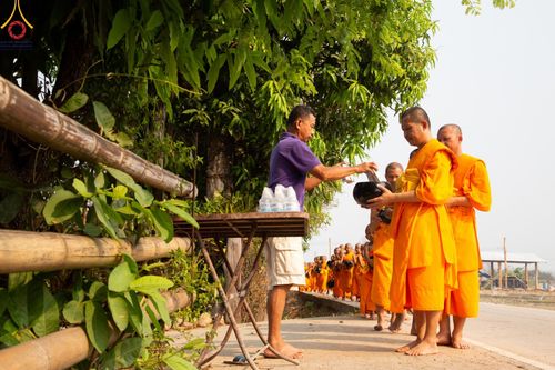 ภาพ No.136996:Photo Story  มหัศจรรย์วัดดงดินแดง Episode 5 กิจกรรมถ่ายภาพหมู่ประวัติศาสตร์ และตักบาตรฉลองพระ-เณรกว่า 500 รูป วันที่ 6 เมษายน พ.ศ. 2567