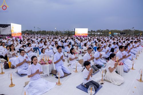 ภาพ No.118198:พิธีจุดประทีปถวายเป็นพุทธบูชา และบูชาธรรมมหาปูชนียาจารย์ พระมงคลเทพมุนี(สด จนฺทสโร) วันที่ 24 มกราคม พ.ศ. 2567 ณ อนุสรณ์สถานบางปลา อ.บางเลน จ.นครปฐม