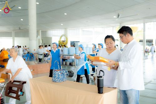 ภาพ No.226542:วันที่ 26 พฤษภาคม พ.ศ. 2568 พิธีบุพเปตพลี ครั้งที่ 164 ร่วมอุทิศบุญแด่หมู่ญาติที่ล่วงลับไปแล้ว และสืบทอดอายุพระพุทธศาสนา ณ หอฉันคุณยายอาจารย์ฯ วัดพระธรรมกาย