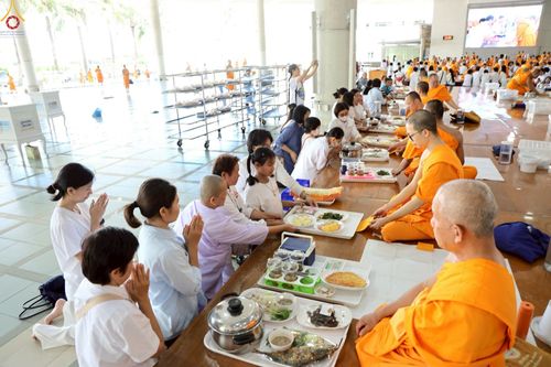 ภาพ No.231913:วันที่ 5 กรกฎาคม พ.ศ. 2568 พิธีถวายภัตตาหารเมนูสวรรค์ เพื่อการบรรลุธรรม ณ หอฉันคุณยายอาจารย์ฯ วัดพระธรรมกาย