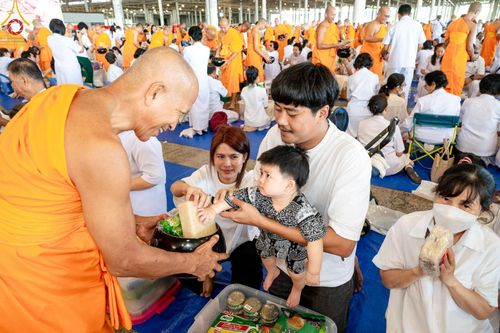 ภาพ No.143408:พิธีตักบาตร ข้าวสารอาหารแห้ง ณ บ้านแก้วเรือนทองคุณยายฯ และ พิธีบูชาข้าวพระ  ณ สภาธรรมกายสากล วัดพระธรรมกาย วันอาทิตย์ที่ 7 กรกฎาคม พ.ศ. 2567