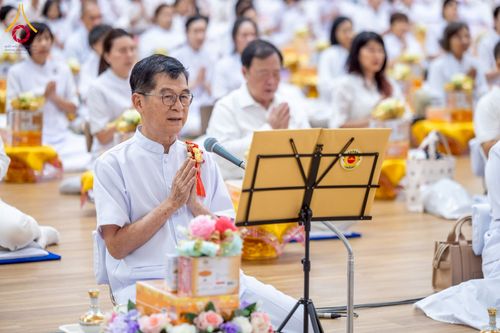 ภาพ No.239582:วันอาทิตย์ที่ 17 สิงหาคม พ.ศ. 2568 พิธีถวายคิลานเภสัช และอุปกรณ์ทางการแพทย์ แด่คณะสงฆ์ เนื่องในวันธรรมชัย ณ ห้องแก้วสารพัดนึก 2 สภาธรรมกายสากล วัดพระธรรมกาย