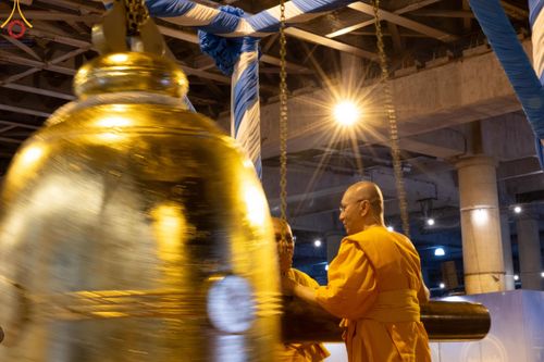 ภาพ No.59893:คณะสงฆ์และสาธุชนร่วมใจกัน สวดมนต์บทธัมมจักกัปปวัตนสูตร ครบ 6,315,808,080 จบ และจุดประทีปแปรอักษร ถวายเป็นพุทธบูชา เนื่องในวาระ "ฉลองอายุวัฒนมงคล 80 ปี หลวงพ่อธัมมชโย" ณ ลานธรรม มหารัตนวิหารคด วัดพระธรรมกาย