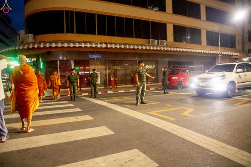 ภาพ No.237353:วันที่ 9-10 สิงหาคม พ.ศ. 2568 การเตรียมงาน เก็บงาน ของเจ้าหน้าที่ทุกสถานะ ในงานมหาสังฆทาน ตักบาตรพระ 10,000 รูป ใจกลางเมืองหาดใหญ่ จ.สงขลา