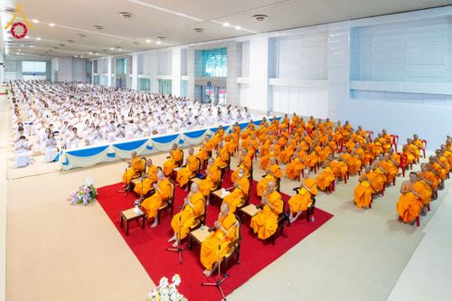 ภาพ No.215315:วันอาทิตย์ต้นเดือนที่ 6 เมษายน พ.ศ. 2568 พิธีบูชาข้าวพระ สภาธรรมกายสากล วัดพระธรรมกาย