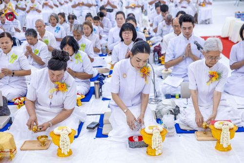 ภาพ No.160815:พิธีเจริญพระพุทธมนต์ และปิดแผ่นทองรูปเหมือน พระเดชพระคุณพระมงคลเทพมุนี (สด จนฺทสโร) พระผู้ปราบมาร จำนวน 3 องค์ วันเสาร์ที่ 5 ตุลาคม พ.ศ. 2567 ณ อาคารปลูกศรัทธา 2 (ชานชลาเดิม) วัดพระธรรมกาย อ.คลองหลวง จ.ปทุมธานี