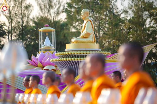 ภาพ No.192658:พิธีจุดประทีปถวายเป็นพุทธบูชา และบูชาธรรมมหาปูชนียาจารย์ ณ อนุสรณ์สถานคลองบางนางแท่น อ.สามพราน จ.นครปฐม ในโครงการธรรมยาตรา กตัญญูบูชา มหาปูชนียาจารย์ พระมงคลเทพมุนี(สด จนฺทสโร) พระผู้ปราบมาร อนุสรณ์สถาน 7 แห่ง ปีที่ 13 วันที่ 10 มกราคม พ.ศ. 2568