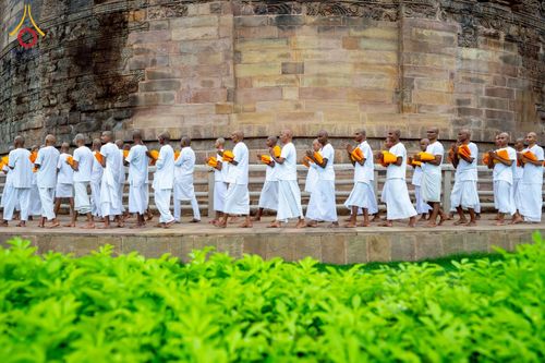 ภาพ No.231057:วันที่ 1 กรกฎาคม พ.ศ. 2568 โครงการบรรพชาสามเณร 300 รูป ถวายเป็นพุทธบูชา  วันอาสาฬหบูชา ณ จุดกำเนิดพระรัตนตรัย  ต้นแหล่งธัมมจักกัปปวัตตนสูตร เมืองพาราณสี  สารนาถ ประเทศอินเดีย