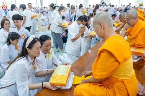 ภาพ No.169781:พิธีถวายภัตตาหารเมนูสวรรค์ "เพื่อการบรรลุธรรม" เนื่องในวันลอยกระทง (ขึ้น 15 ค่ำ เดือน 12) วันศุกร์ที่ 15 พฤศจิกายน พ.ศ. 2567 ณ หอฉันคุณยายอาจารย์ฯ วัดพระธรรมกาย