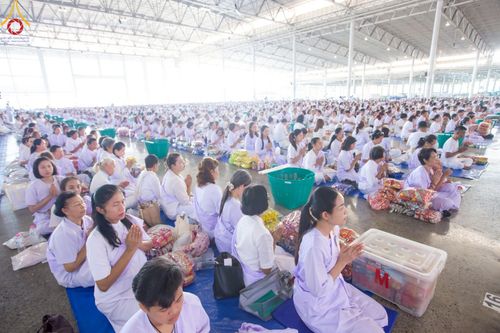 ภาพ No.221990:วันที่ 4 พฤษภาคม พ.ศ. 2568 พิธีตักบาตร เนื่องในวันอาทิตย์ต้นเดือน ณ บ้านแก้วเรือนทองคุณยายฯ วัดพระธรรมกาย