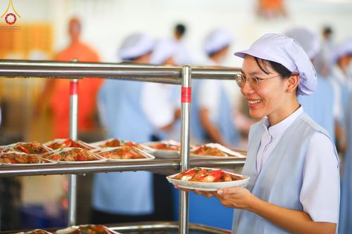 ภาพ No.60228:คณะสงฆ์ 10,000 กว่าวัดฉันภัตตาหารเพล ในวันคุ้มครองโลก วันจันทร์ที่ 22 เมษายน พ.ศ. 2567 ณ สภาธรรมกายสากล วัดพระธรรมกาย