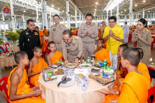 ภาพ No.208967:พระบาทสมเด็จพระเจ้าอยู่หัว ทรงมีพระราชศรัทธาทรงพระกรุณาโปรดเกล้าฯ ให้บำเพ็ญพระราชกุศลถวายภัตตาหารพระราชทาน การสอบบาลีสนามหลวง ณ วัดพระธรรมกาย ย อ.คลองหลวง จ.ปทุมธานี วันที่ 23-24 กุมภาพันธ์ พ.ศ. 2568