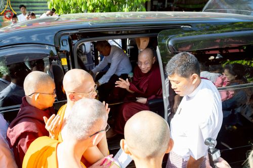ภาพ No.220117:วันพุธที่ 16 เมษายน พ.ศ. 2568 วัดพระธรรมกายถวายมหาสังฆทาน มอบสิ่งของและทุนทรัพย์กว่า 4 ล้านบาท บรรเทาทุกข์ 181 วัดแผ่นดินไหวเมียนมา